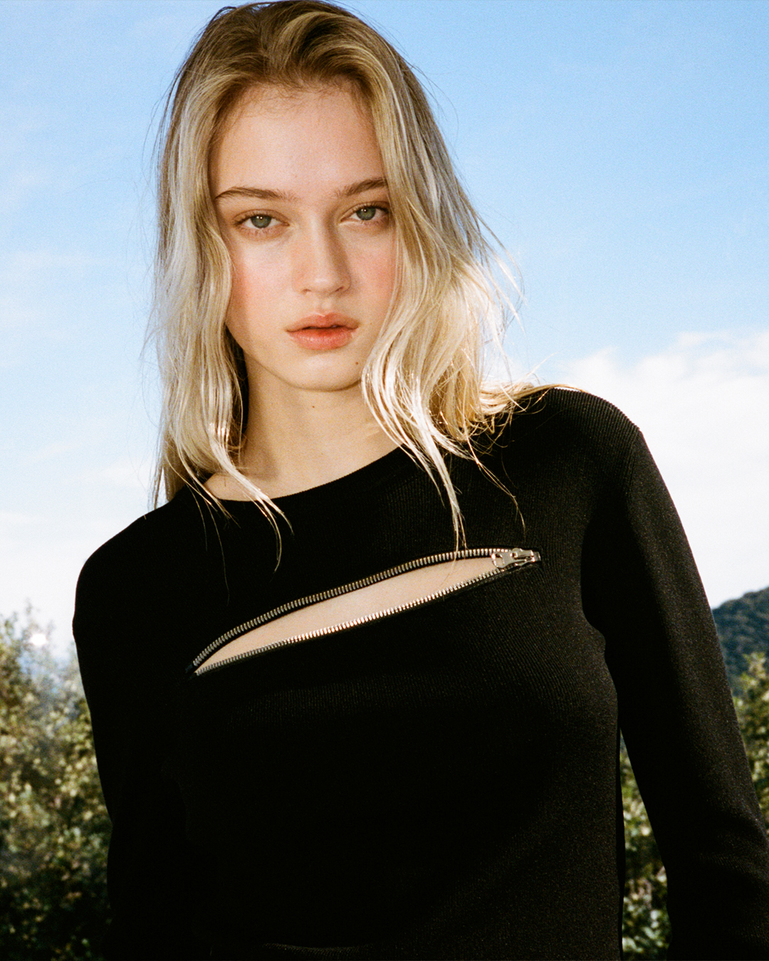 Zip it up. Bold details that take your look to the next level.Shop the look at the link in bio.